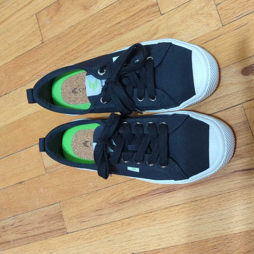 Cariuma OCA Low Black Canvas Sneakers Ladies Size 8